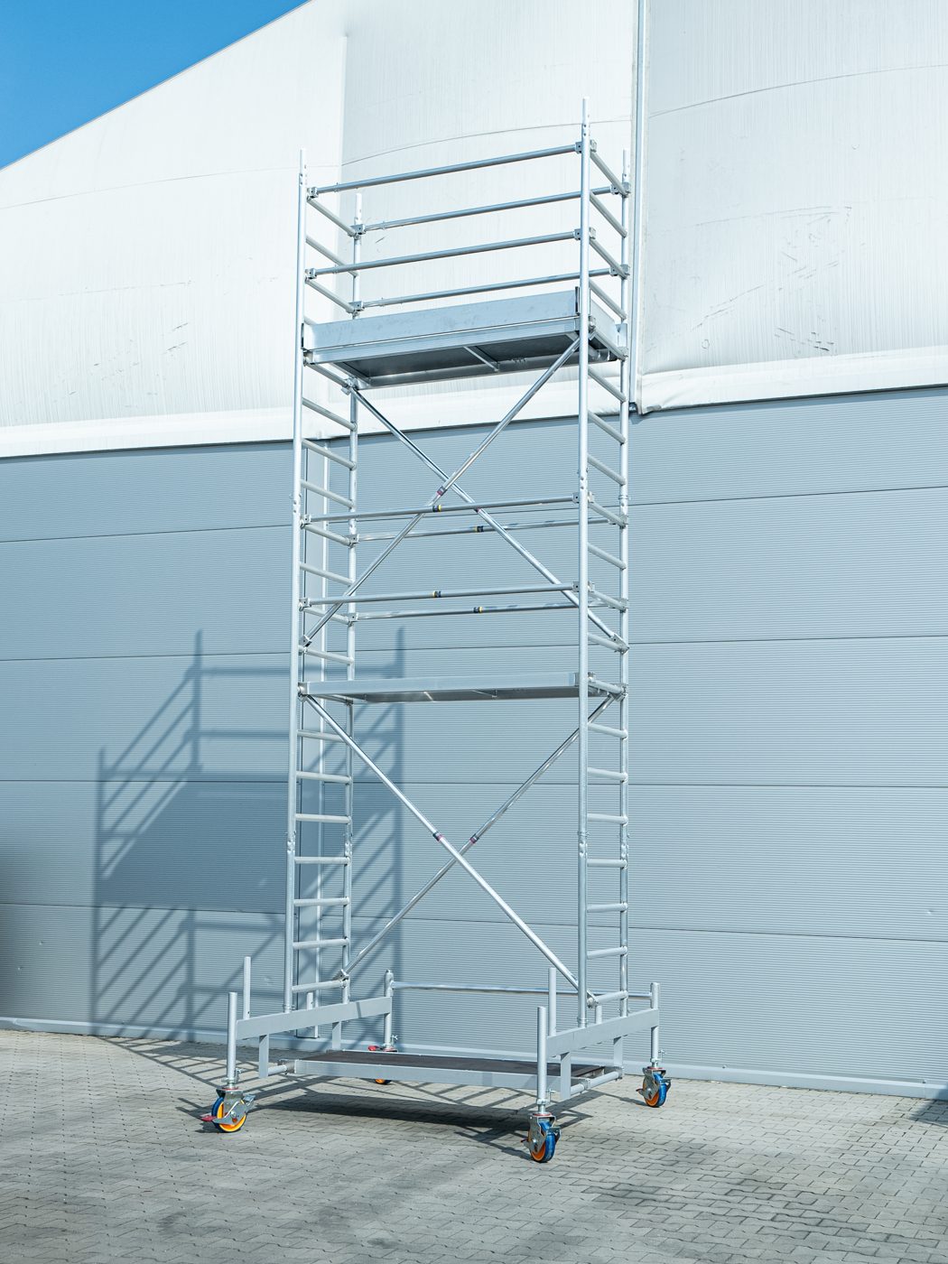 AL-TO PRO+ scaffold tower next to a hall