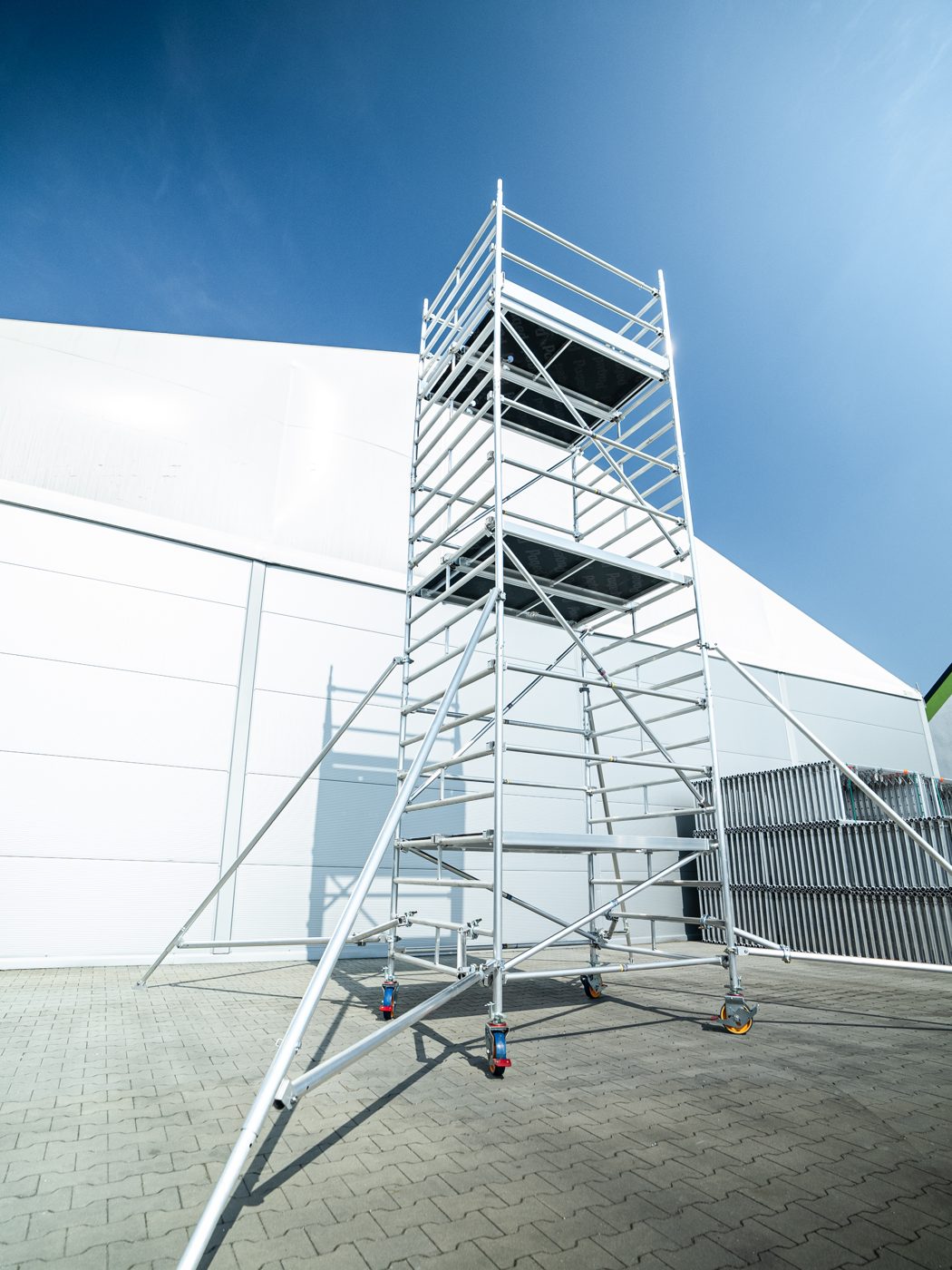 AL-TO PRO+ scaffold tower with stabilisers against the sky