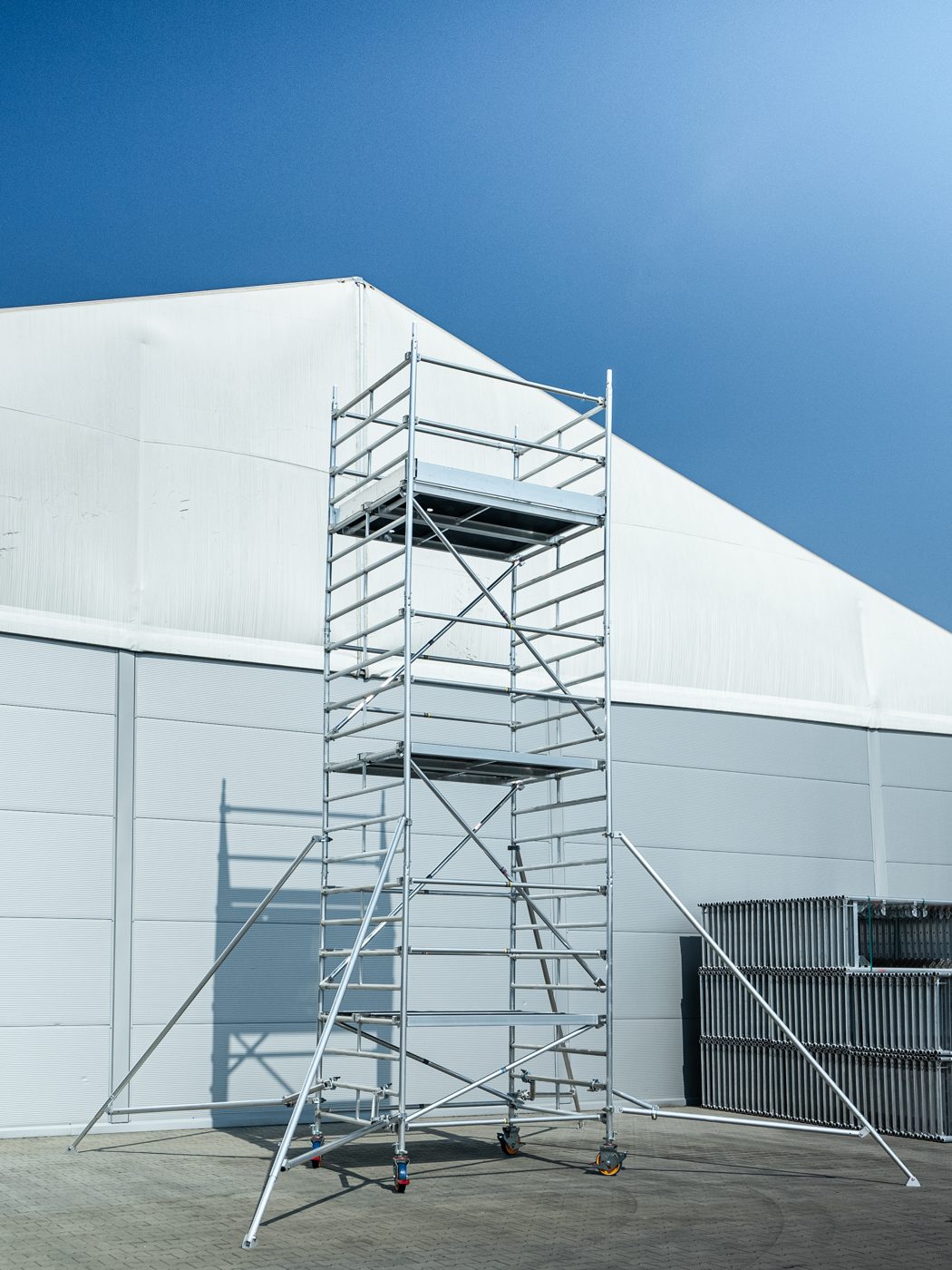 AL-TO PRO+ scaffold tower, front view