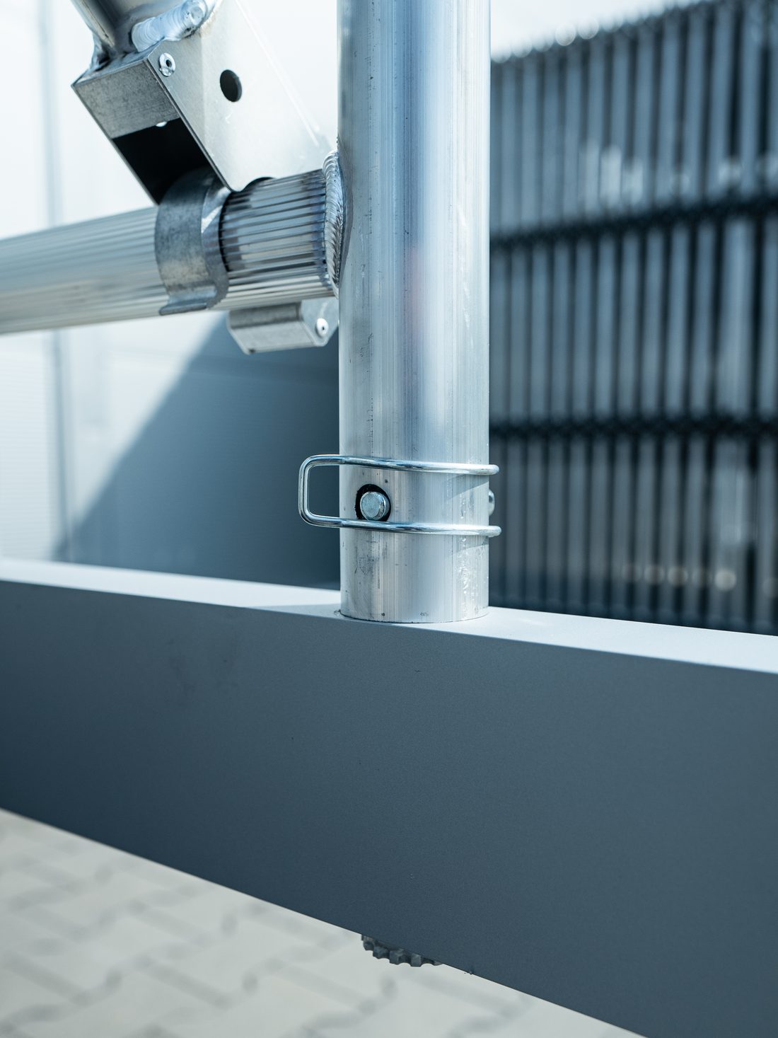 Frame lock against lifting out